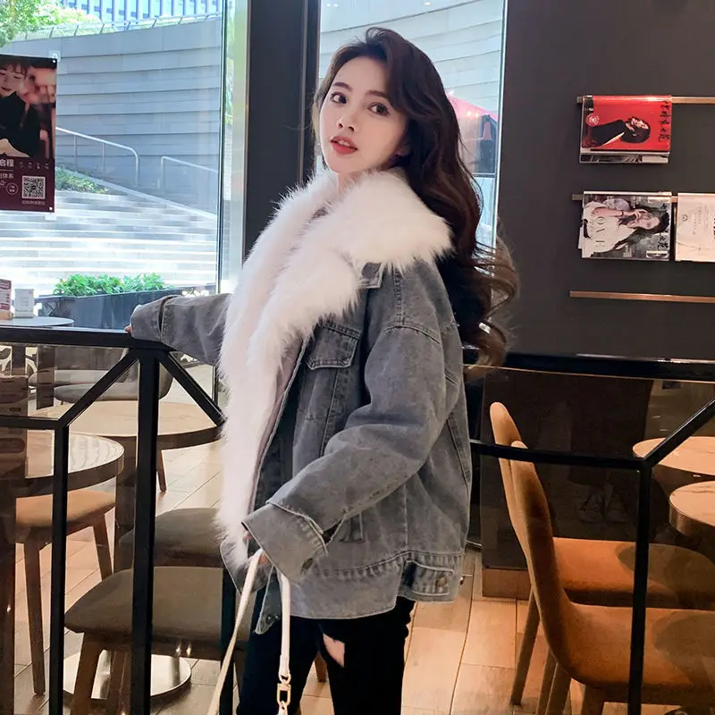 Джинсовая куртка с бархатным утеплителем белая хлопковая большим меховым