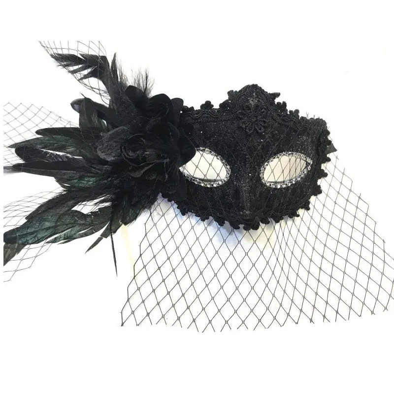 

Черная Женская рождественская перьевая маска