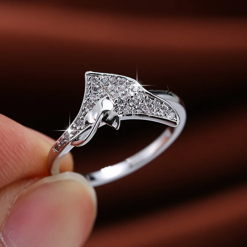 Женское кольцо с микро инкрустацией белым кубическим цирконием Кленовым листом