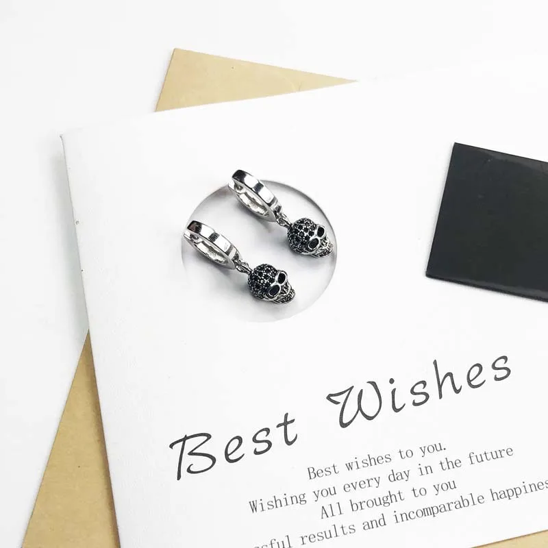 Серьги-кольца с застежкой в виде черепа из серебра 925 пробы фианитами | Украшения