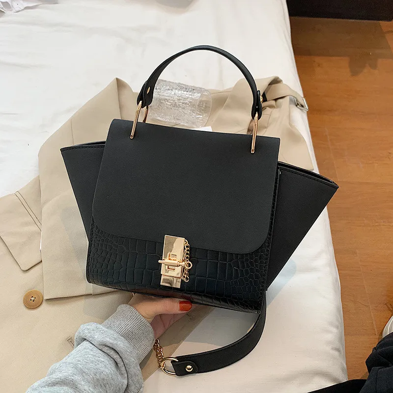 

Новинка 2021, матовая женская сумка на цепочке, Корейская сумка-мессенджер на одно плечо, Повседневная модная сумка контрастных цветов с крыл...