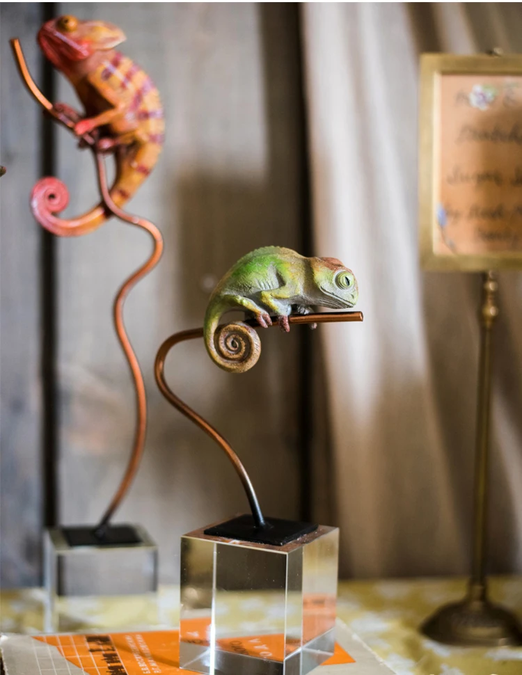 Скульптура Хамелеон для скалолазания на металлическом столбе альтернатива