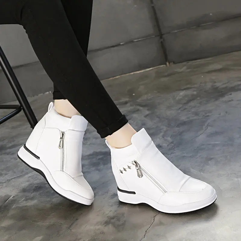 Женские кроссовки с заклепками повседневные на платформе молнией сбоку