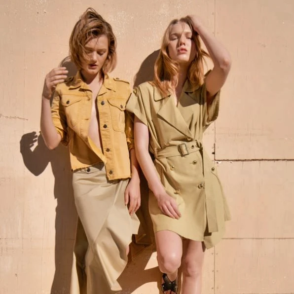 Нейтральный хаки/бежевый/светло коричневый плащ с рукавами и поясом двубортный