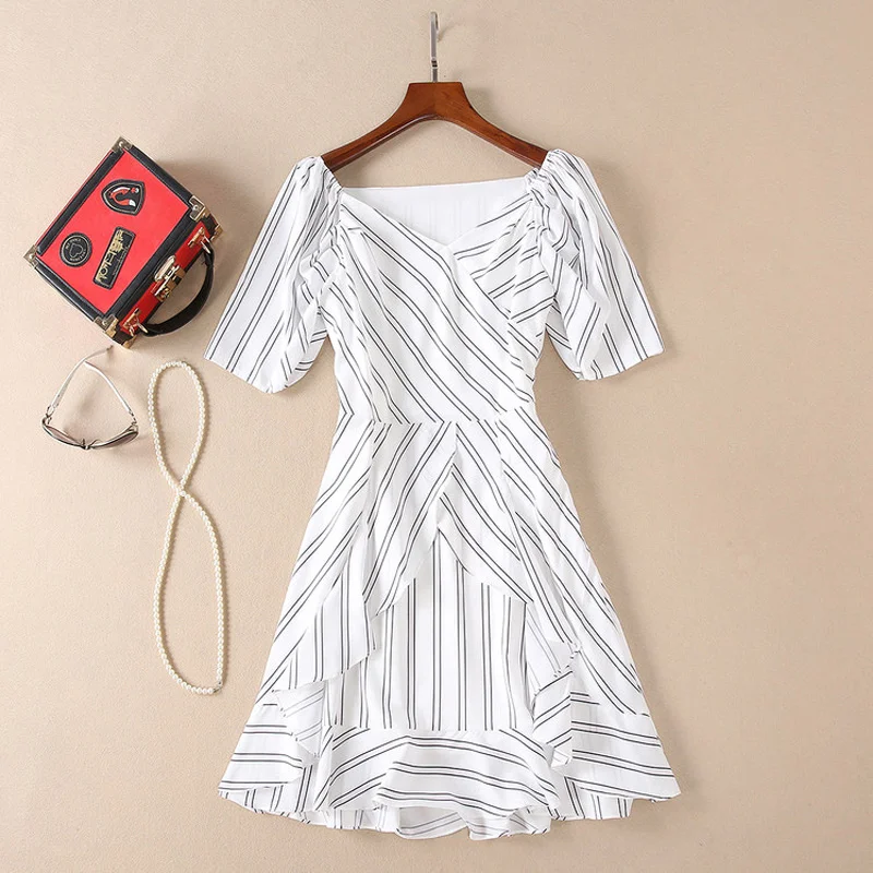Женское летнее платье в полоску белое мини с пышными рукавами и оборками