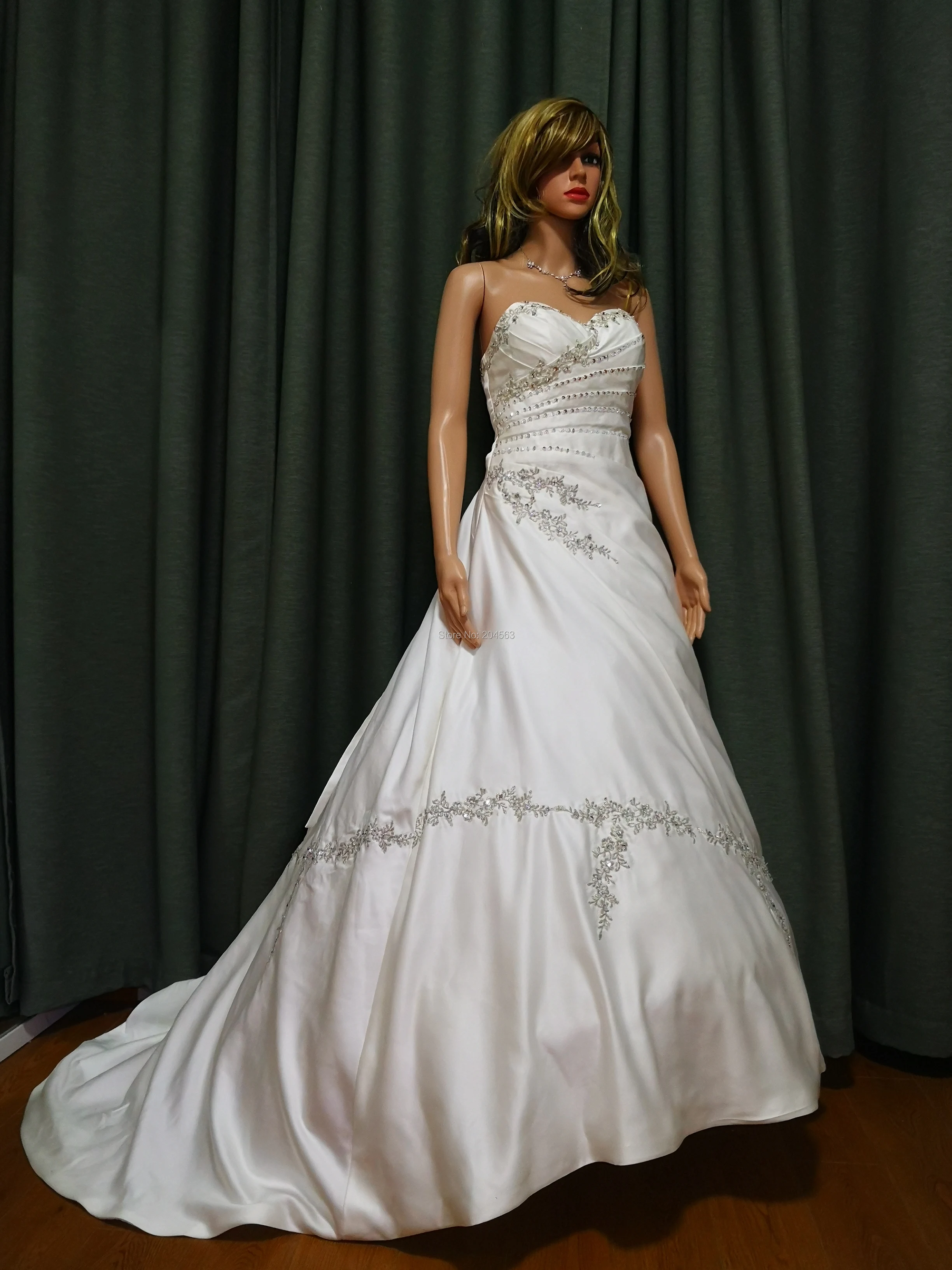 В наличии ТРАПЕЦИЕВИДНОЕ атласное свадебное платье с аппликацией потрясающее