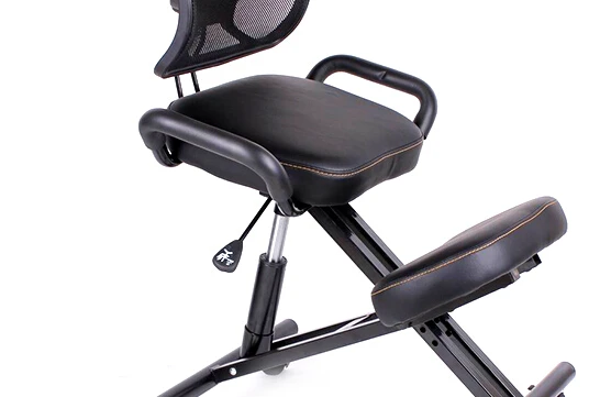 A эргономичный стул на коленях с задней частью и ручкой офисное кресло