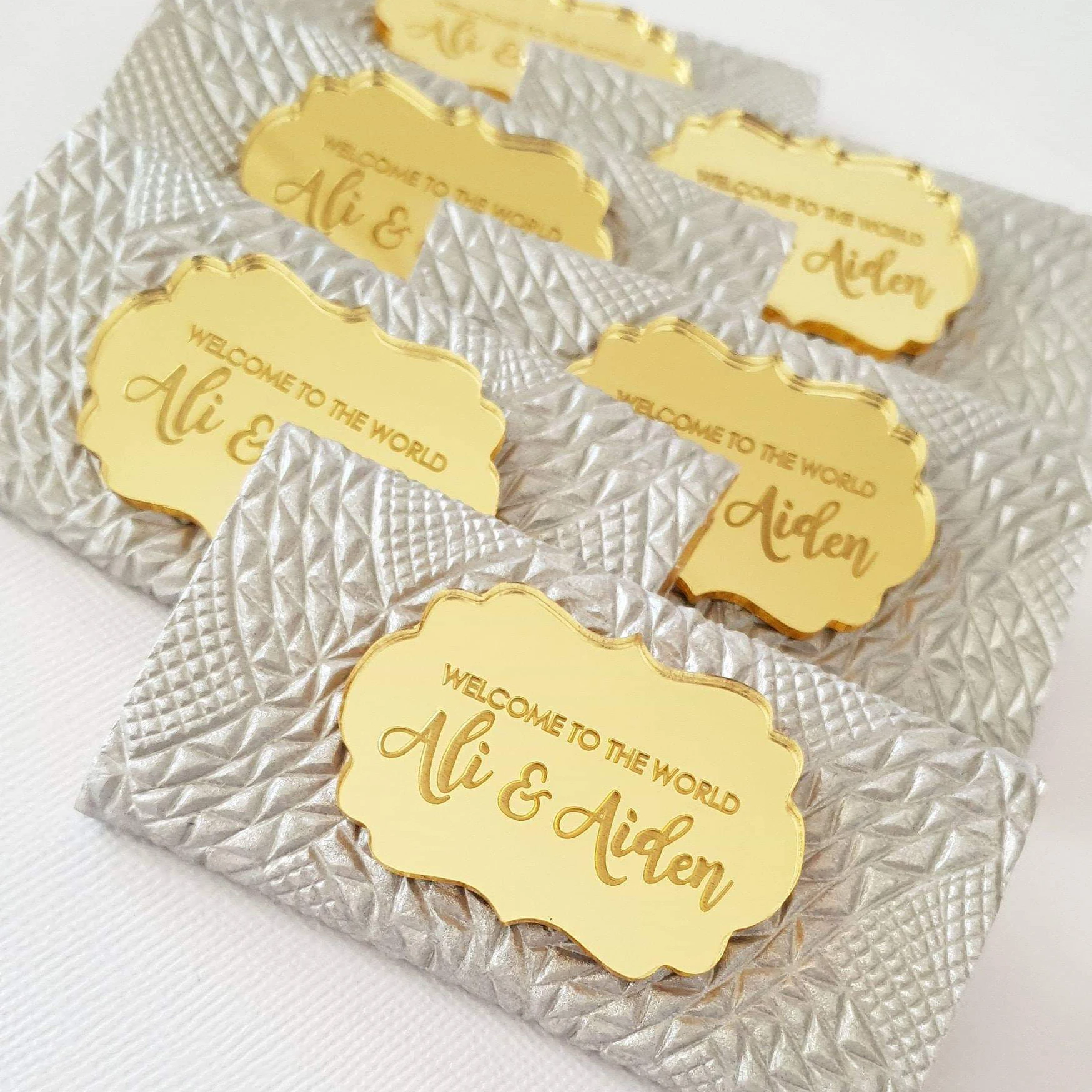 

12pcs Personalized Chocolate Bars Tags Acrylic Gold Mirror Custom Baby Name Baptism Baby Shower Plaque Tags Wedding Decor Favors