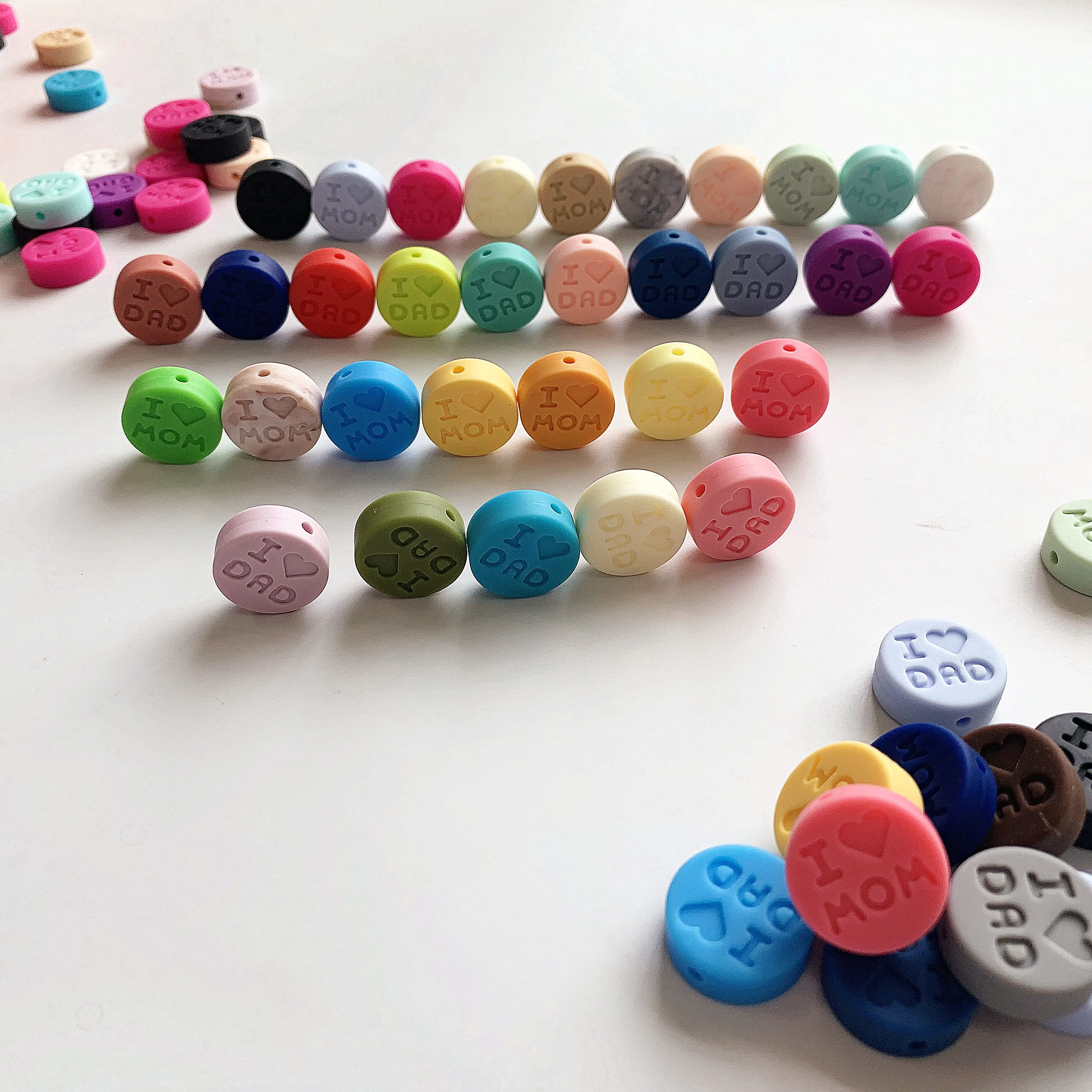 

10pc I love mom Silicone Teething Loose Beads Flat Round Shape Chew Bead for DIY Pacifier Necklace Charm Baby Teether Beads