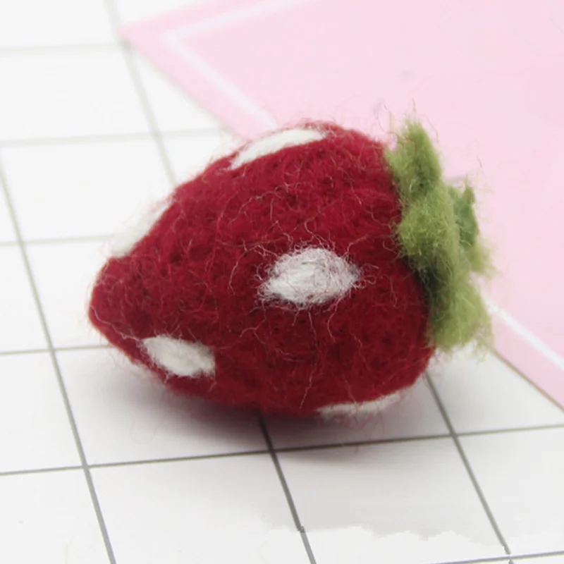 

1PC Wool Felt Craft Supply Cute Strawberry Fruit Shape Poke DIY Kits Hat Bag Decoration Brooch Keychain Making Kids Hair Band