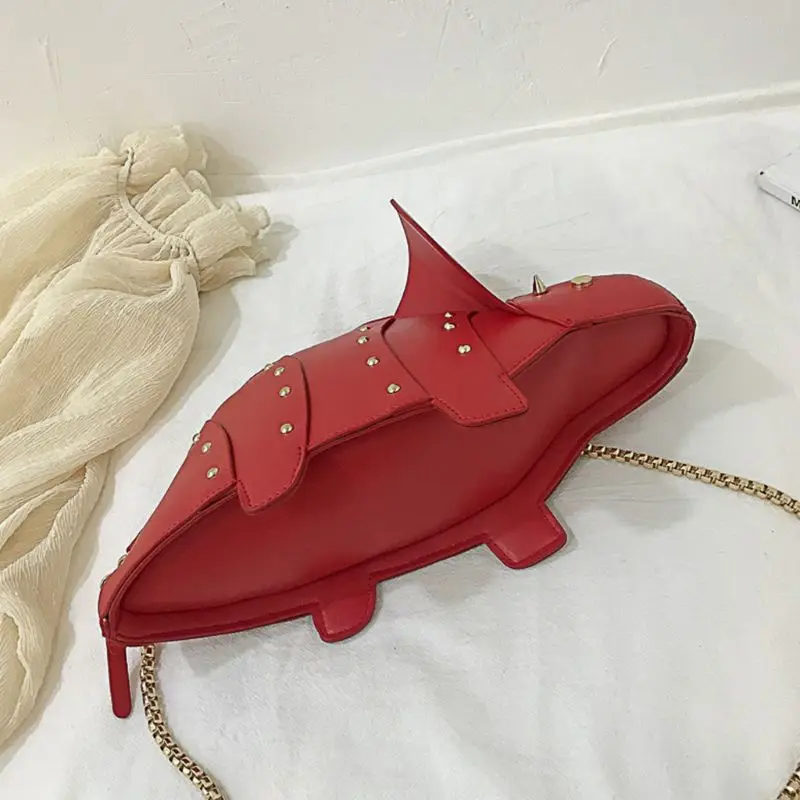 Женская сумка-мессенджер из искусственной кожи с заклепками и цепочкой в форме