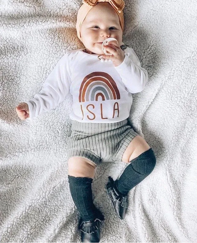 

Комплект одежды PUDCOCO для маленьких девочек из 3 предметов, комбинезон с длинными рукавами и радужными надписями, брюки в рубчик, обруч для во...