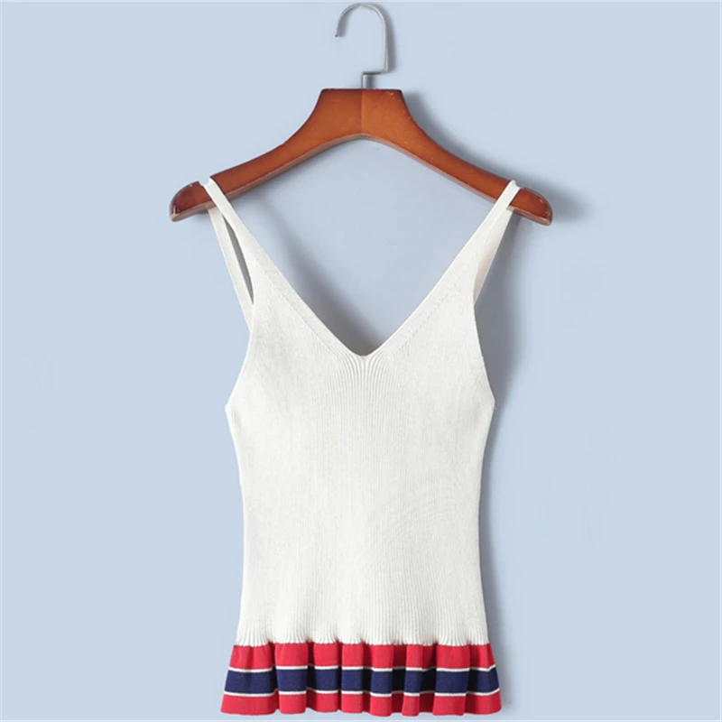 Женский укороченный топ в полоску с v-образным вырезом и оборками летний