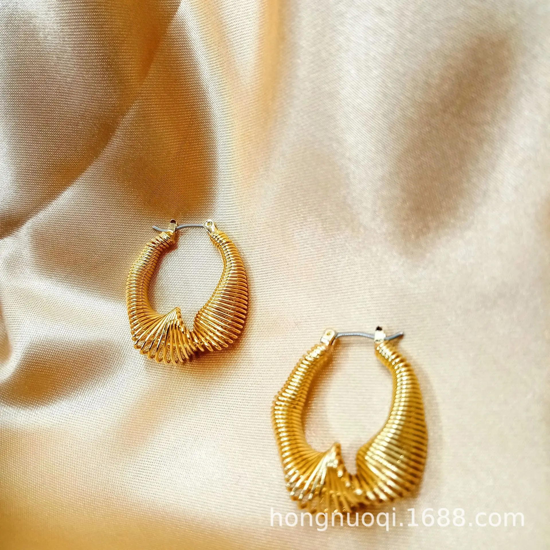 

Internet personality pull style spring earring earrings