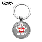 SONGDA Медсестра Брелок с рисунками героев мультфильма Стекло искусство с брелком-держателем для ключей для кормления работает, с принтом в виде сердца и цитата брелок для медсестры, подарок ко дню рождения