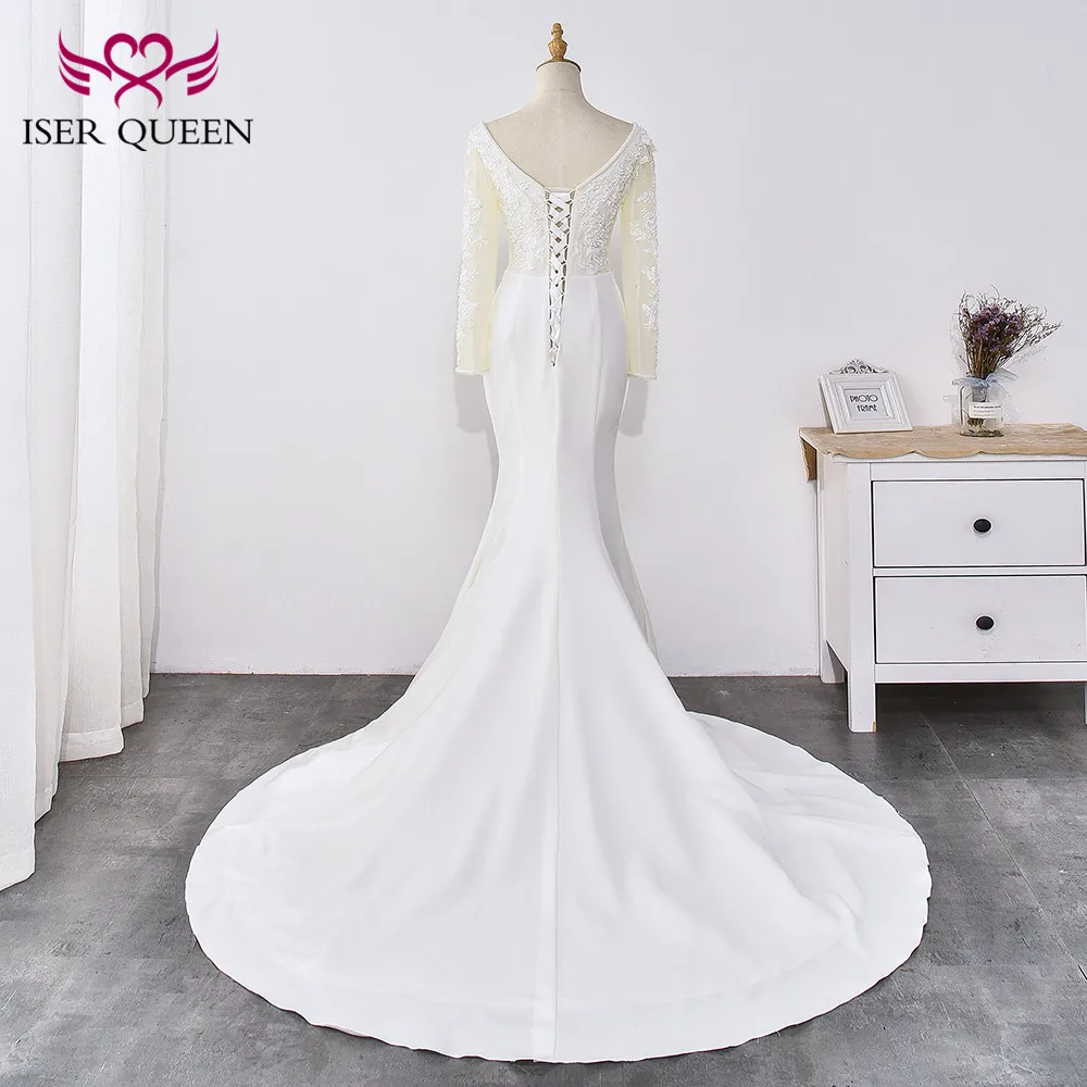 Женское атласное платье с вышивкой белое длинным рукавом и V-образным вырезом |