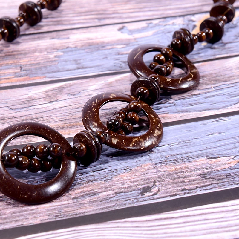 Ожерелье и кулон ручной работы из бусин коричневого цвета дерева в стиле бохо |