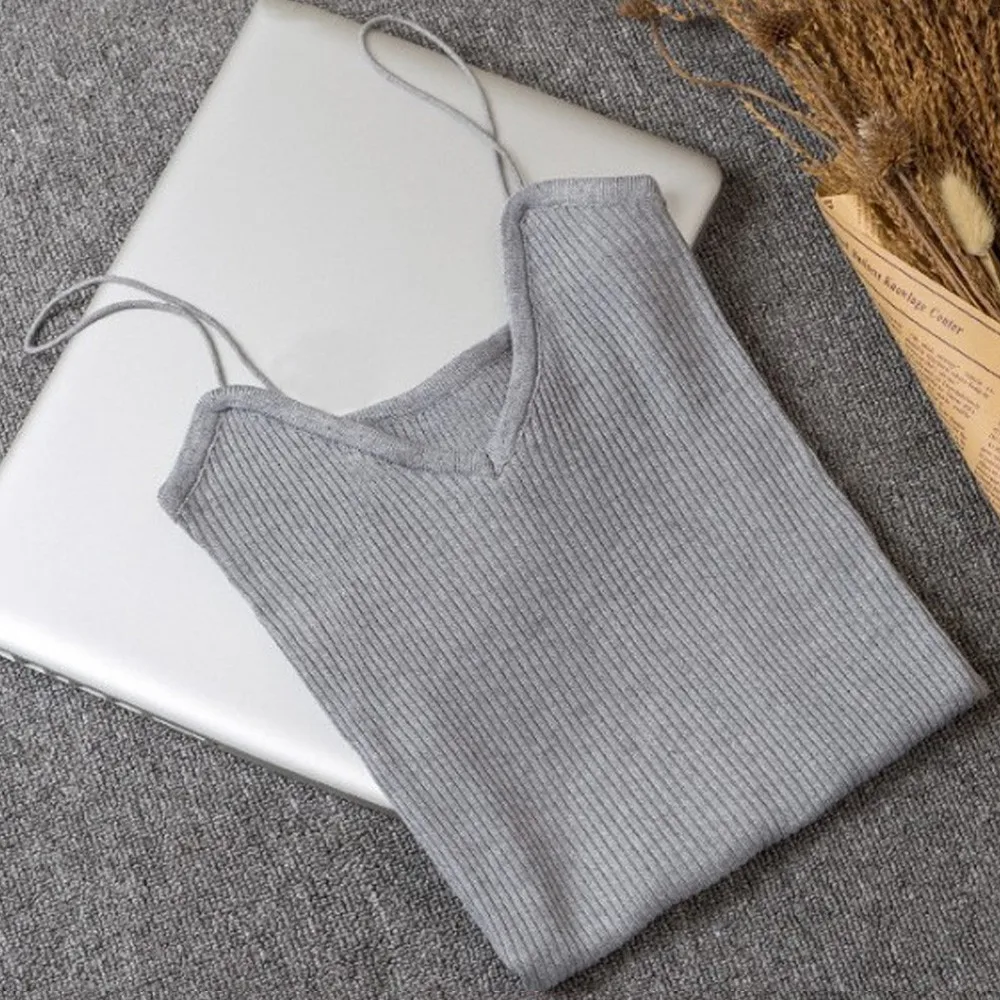 Женский трикотажный топ на бретелях укороченный без рукавов с v образным вырезом