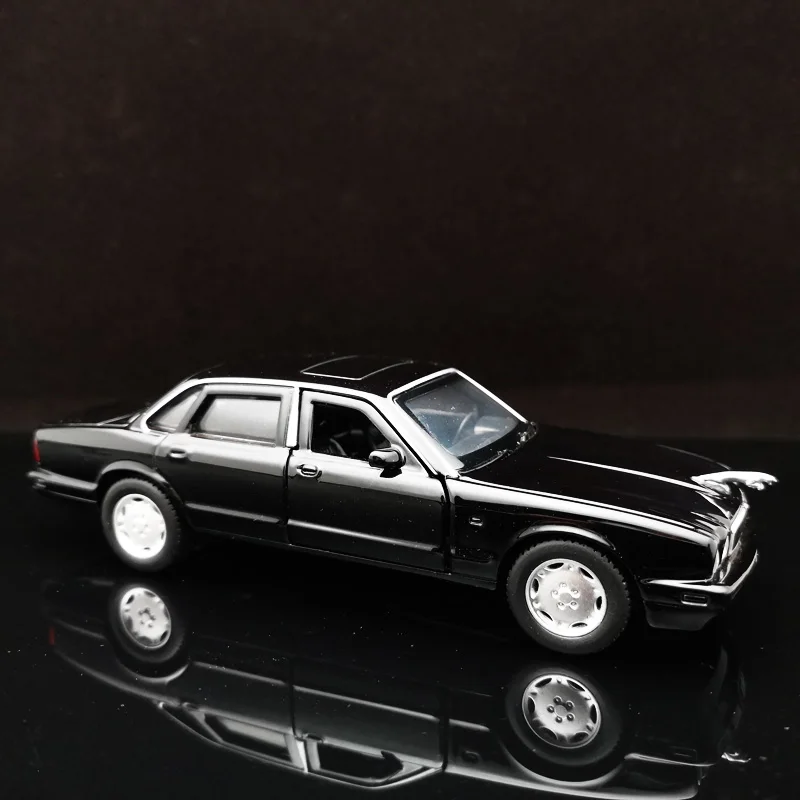 Коллекционная игрушка Jaguar XJ6 коллекционная из сплава в масштабе 1/32 подарок для