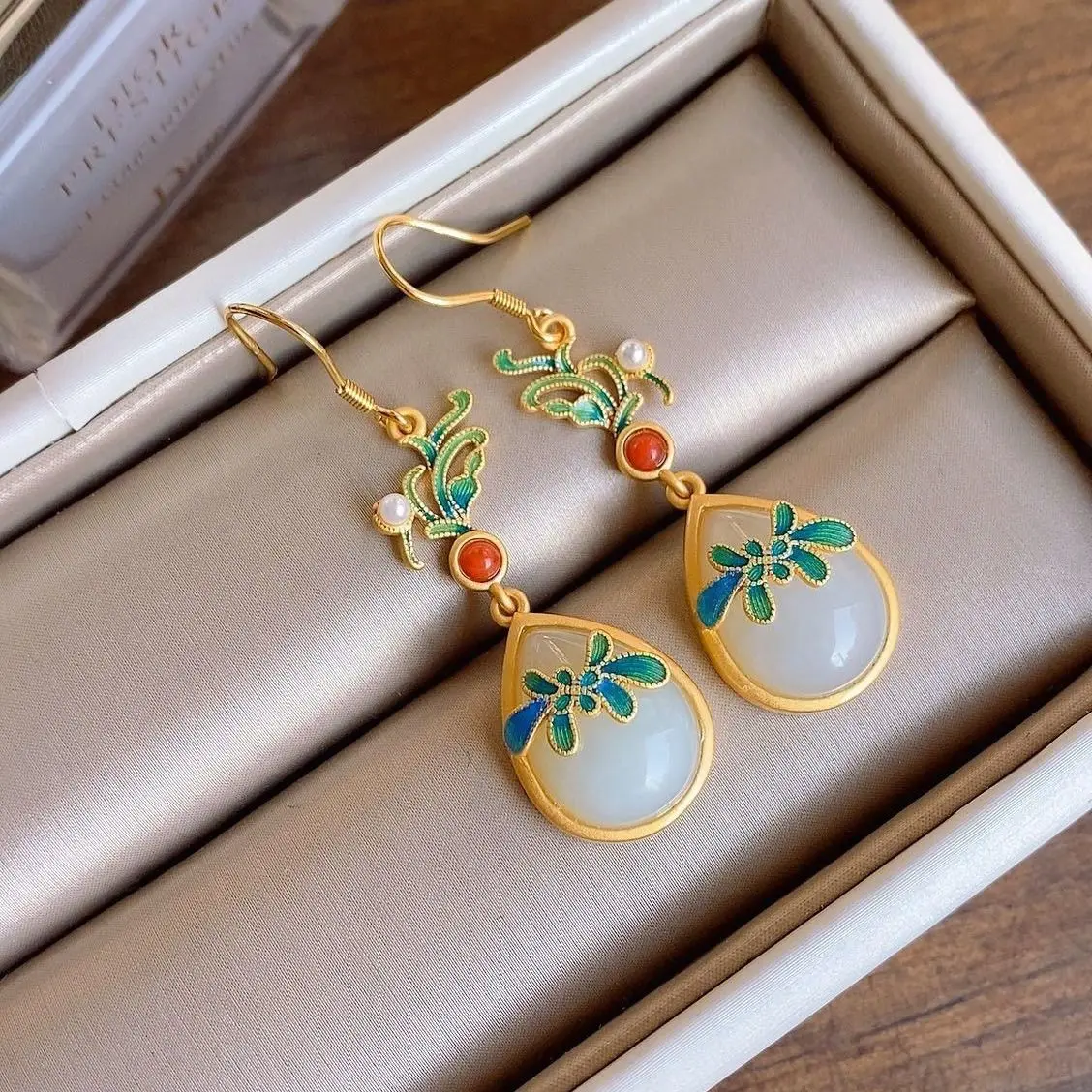 Серебряные серьги-капельки из натурального белого нефрита в китайском стиле |