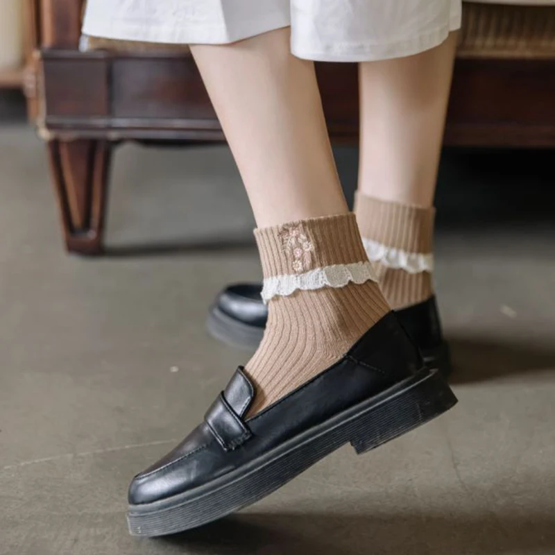 2 Pair Lace Edge Cute Women Socks Fashion Embroidery Flowers Ladies Style Winter Socks Set Vintage Calzini Donna Calcetas Mujer