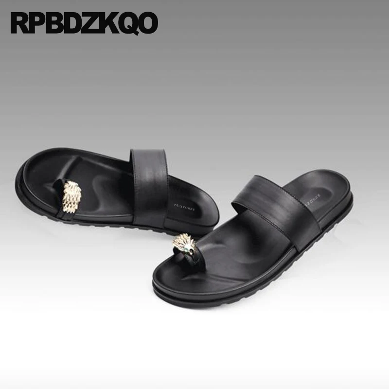 Шлепанцы без задника с открытыми пальцами металлическими известный бренд