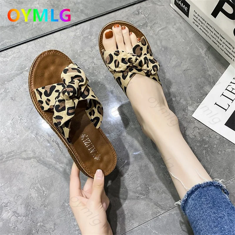 

Сандалии и тапочки с леопардовым принтом женские, уличная одежда, удобные пляжные босоножки на мягкой подошве, с открытым носком