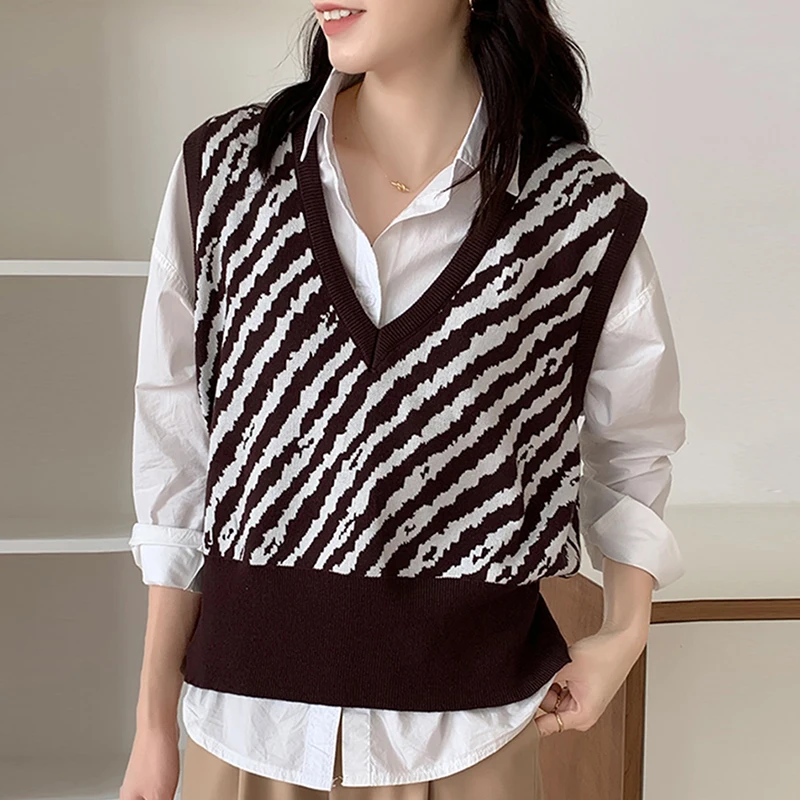 

Stripe V Neck Knitted Vest Sweater Sleeveless Women Khaki Casual Zebra Print Pullover Black 2021 Autumn Winter Jumper Fashion