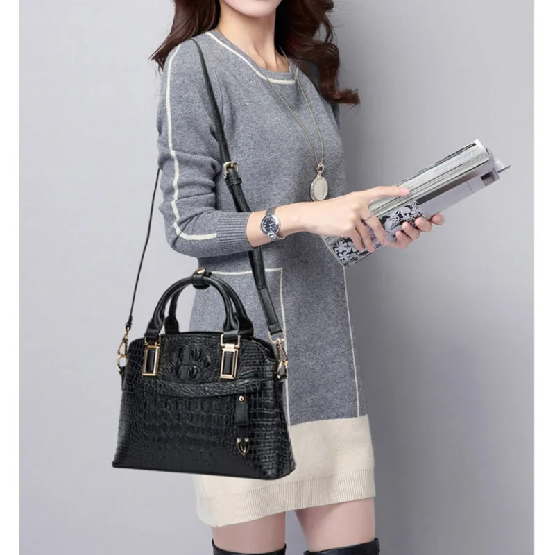 Женская сумка из крокодиловой кожи вместительная мессенджер в стиле ретро
