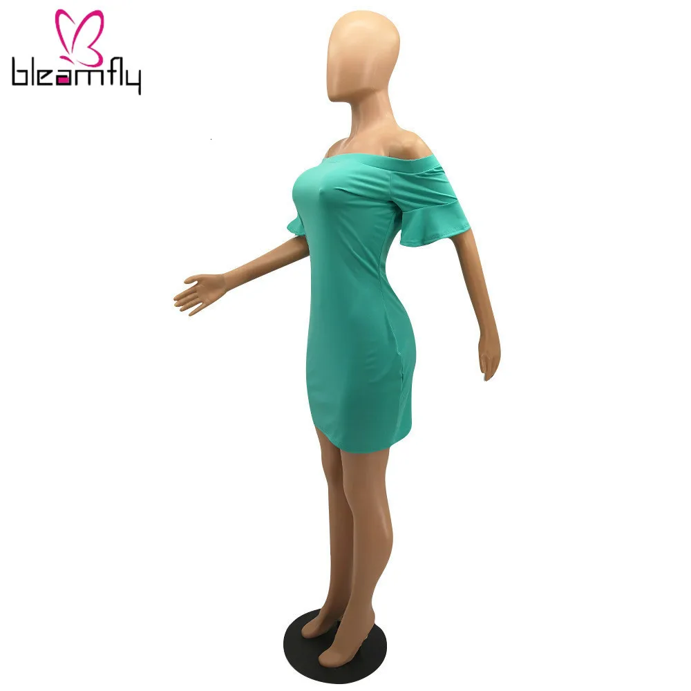 Женское летнее платье с открытыми плечами вырезом лодочкой расклешенным