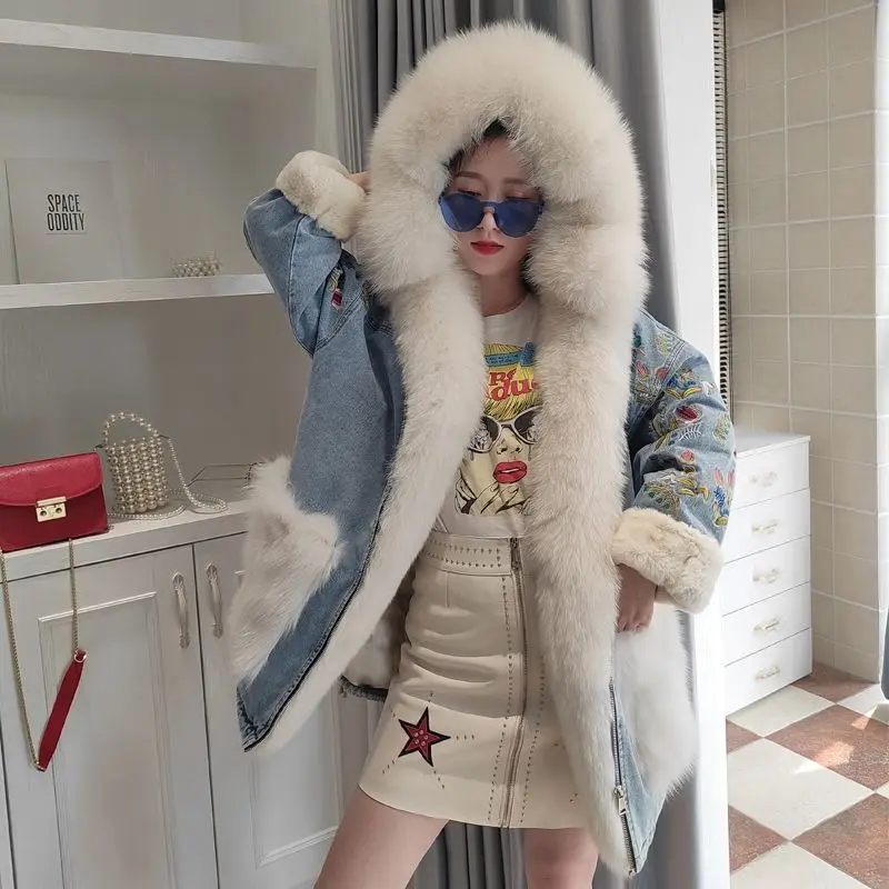 Вышитая джинсовая куртка с капюшоном и мехом 2020 Женская Зимняя Новая меховая