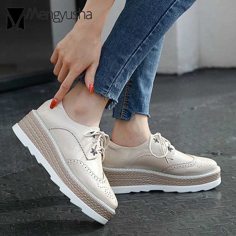 Броги с перфорацией на шнуровке женские брендовые туфли из лакированной кожи