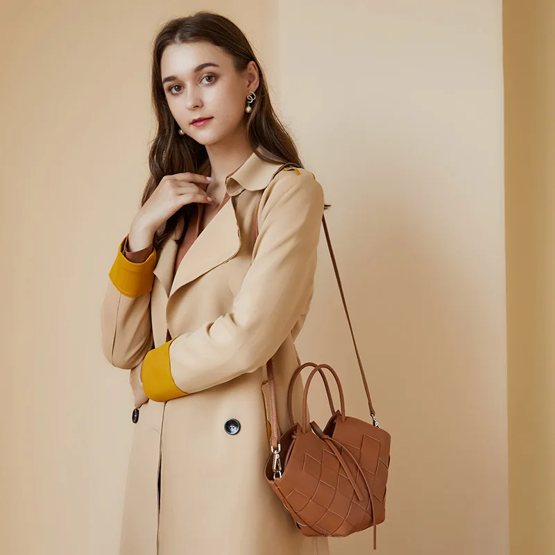 2021 fashion classic hand-woven ladies knotted armpit round Hobo arc high-texture casual handbag