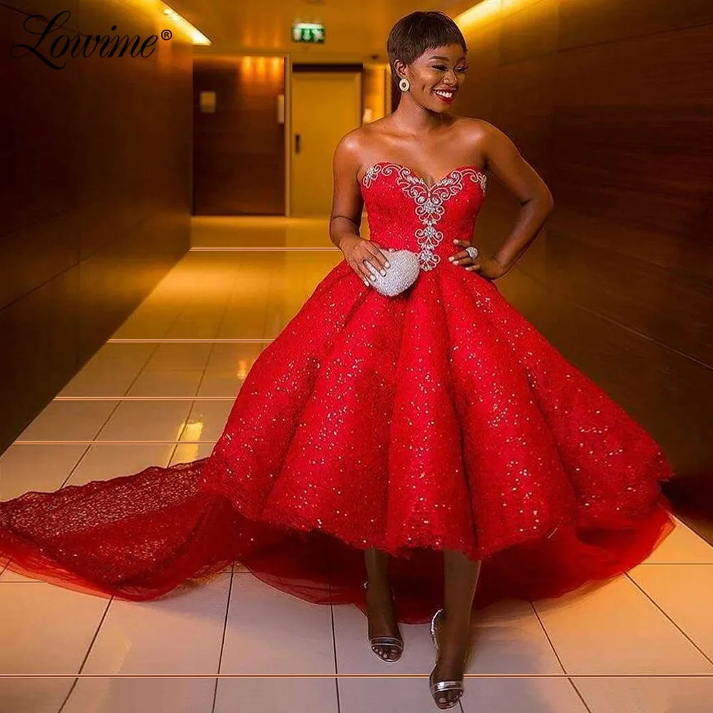 Платье для выпускного вечера с серебристыми бусинами и красными блестками