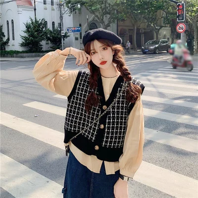 

Женский трикотажный свитер с рукавами на весну и осень