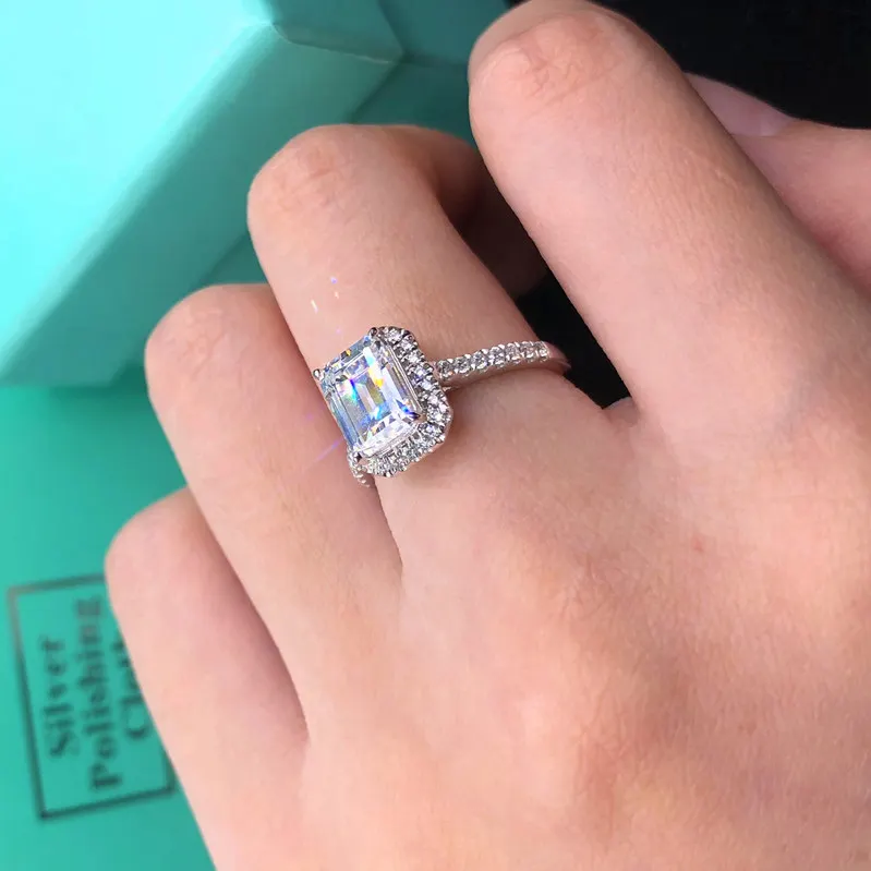 Комплект женских колец из серебра 925 пробы с имитацией бриллианта и квадратным