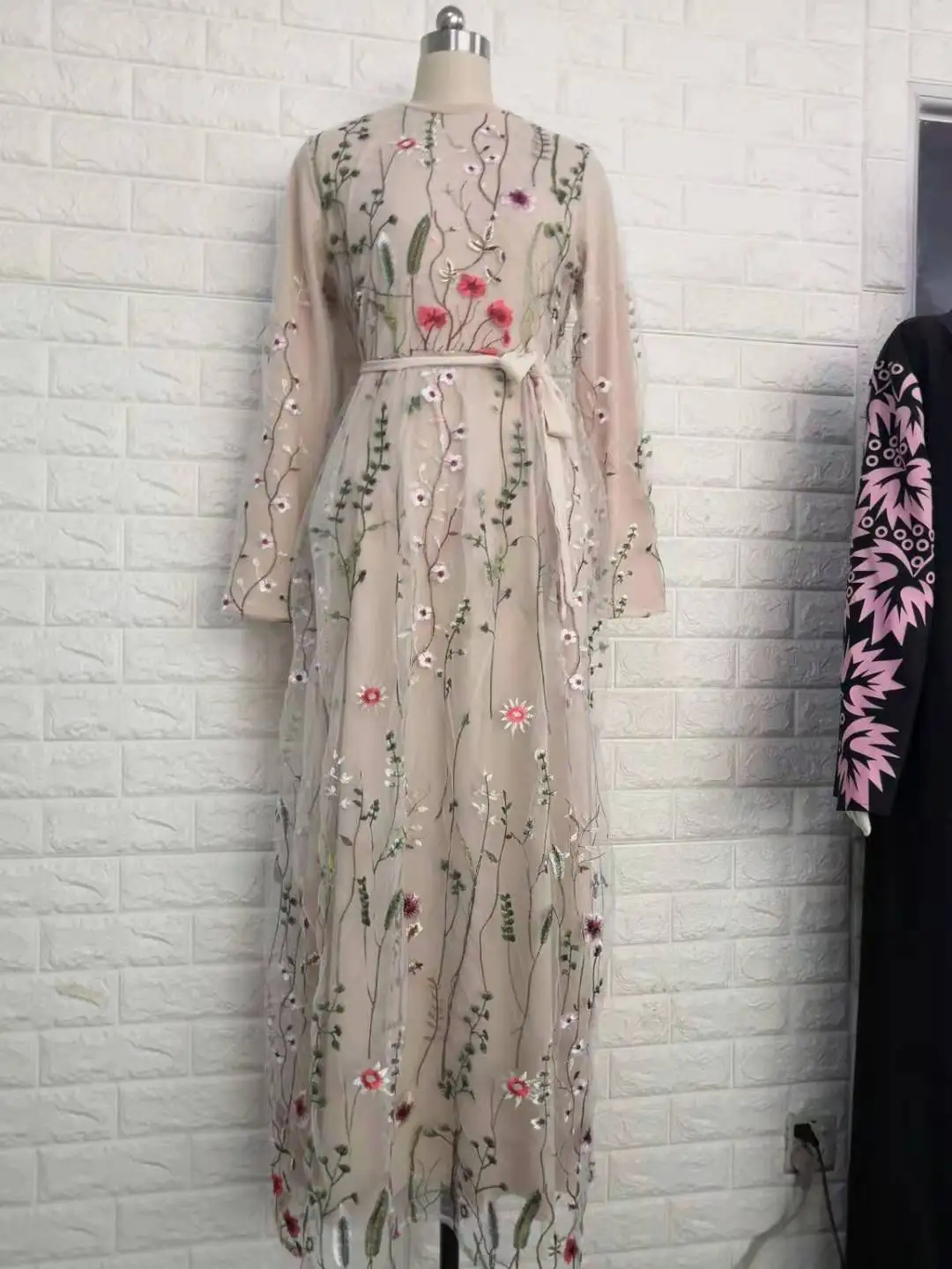 

Dubai Sweet Floral Muslim Dress Women Embroidery Flower Big Swing A-line Long Dress Lace-up Islamic Clothing Maxi Hijab Dresses