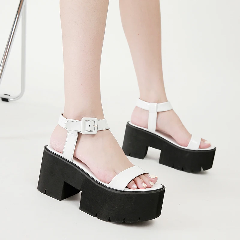 Модельные туфли винтажные с пряжкой в стиле панк готические на платформе