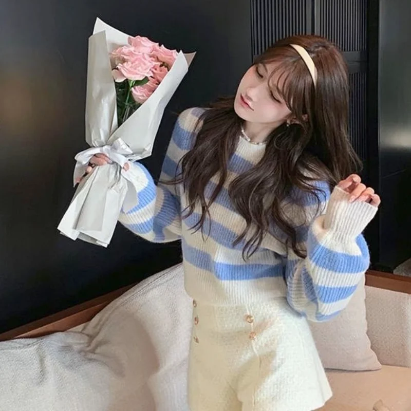 Свитер женский трикотажный с круглым вырезом базовый пуловер в полоску короткий