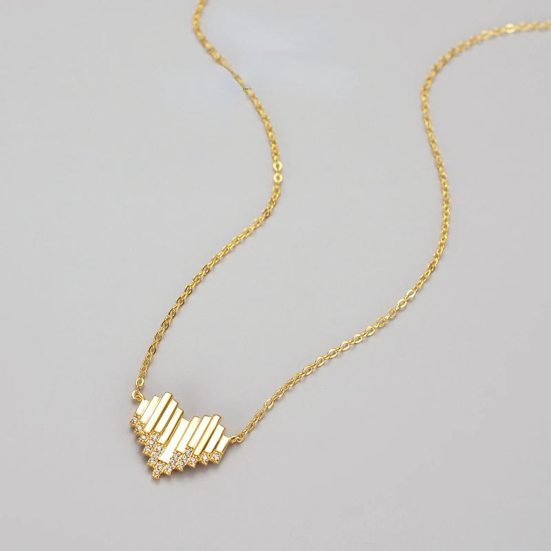 

New Simple Metal Geometric Love Pendant Necklace Fashion French Female Design Creative Personality Light Luxury Clavicle Chain