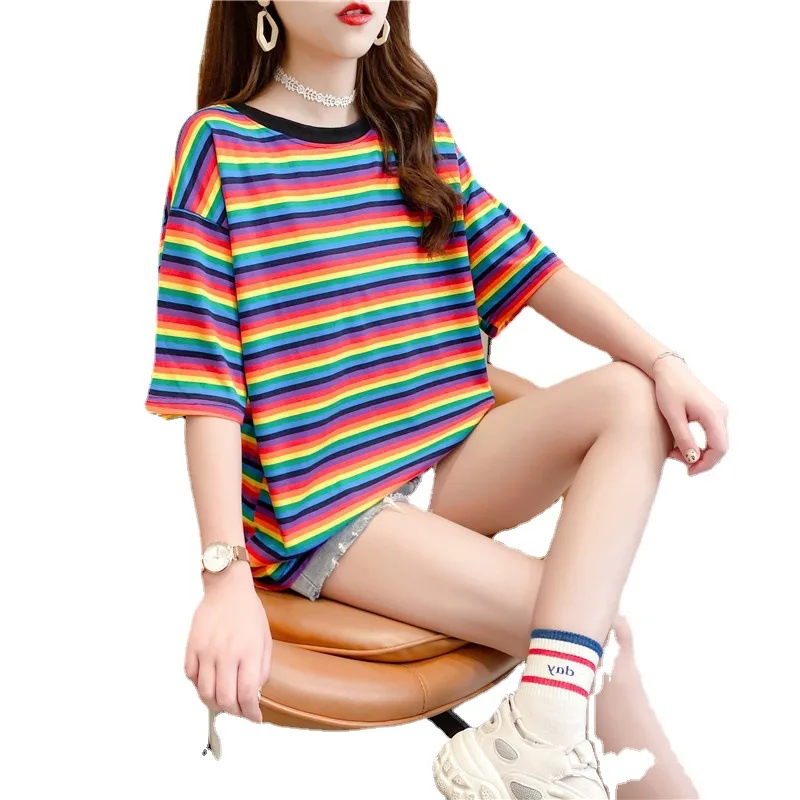 Женская футболка в радужную полоску свободная с круглым вырезом и коротким