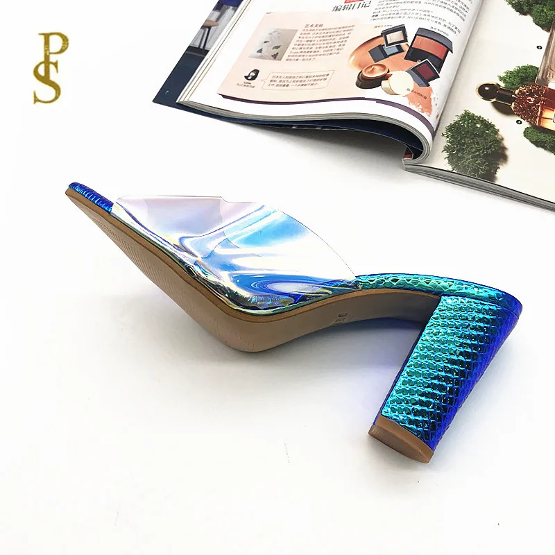 Женские туфли на высоком каблуке с острым носком украшенные стразами