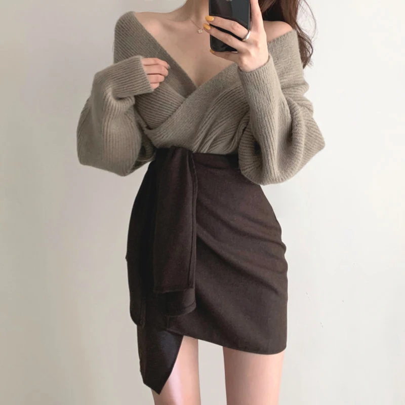 

Korean autumn temperament deep V-neck cross long sleeve knitted sweater + high waist irregular skirt short skirt