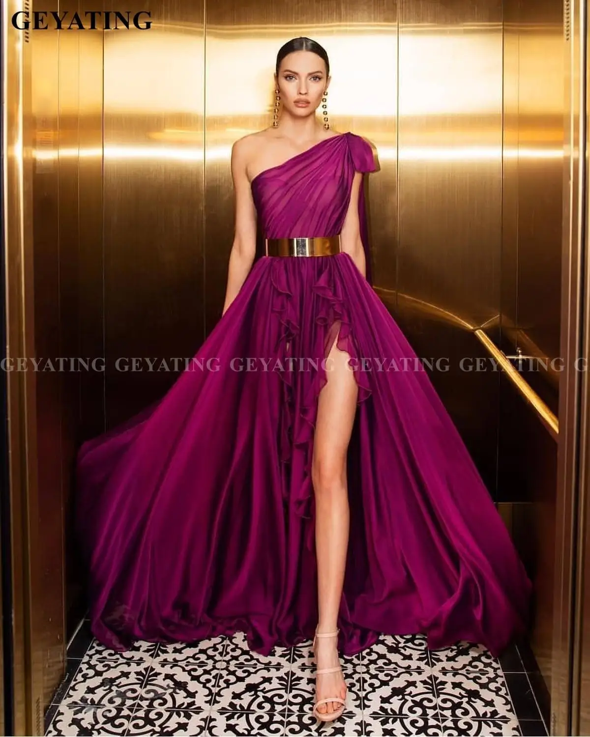 Пикантное длинное платье на одно плечо фуксия с золотым поясом шифоновое