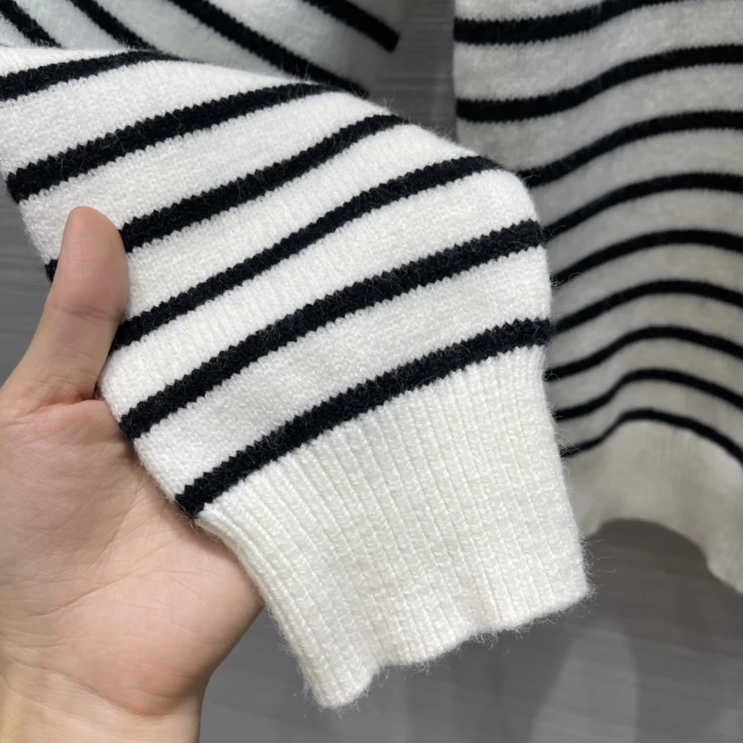 Женский трикотажный свитер в темно-синюю полоску с длинными рукавами | Женская