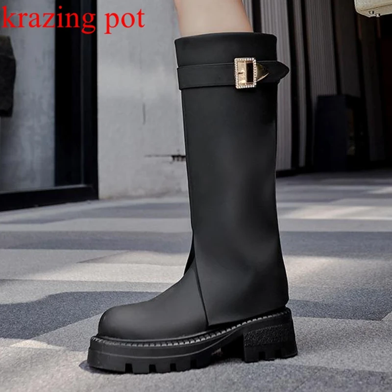 

Высокие сапоги Lenkisen из коровьего спилка, с круглым носком, на платформе, сапоги для верховой езды, на толстом каблуке, с кристальной пряжкой, ...