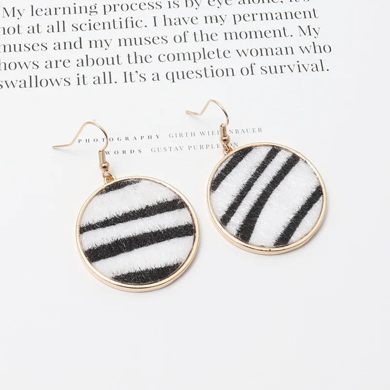 Серьги круглой формы с каракулевым ошейником в виде леопарда и вкраплениями из меха зебры с вкраплениями из раковины абалон на 2020 год.