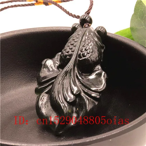 Ожерелье с подвеской в виде золотой рыбки из черного и зеленого нефрита |