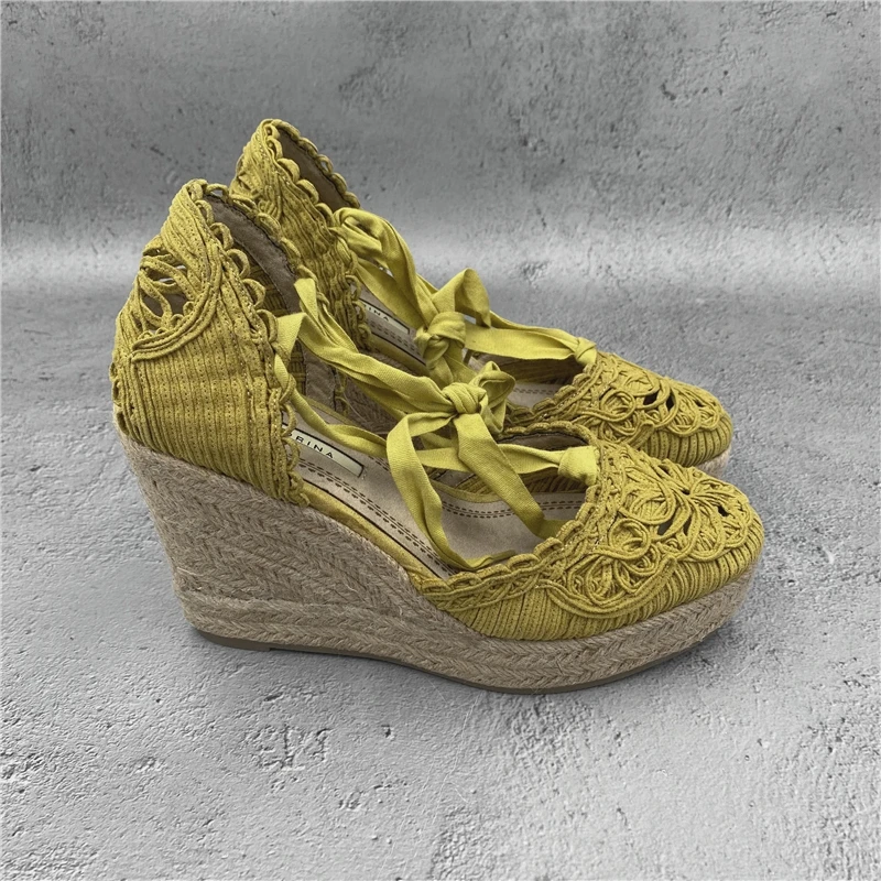 

Босоножки женские на танкетке, черные замкнутые туфли большого размера с перекрестным и бежевым каблуком, на шнуровке, модель 2021 года