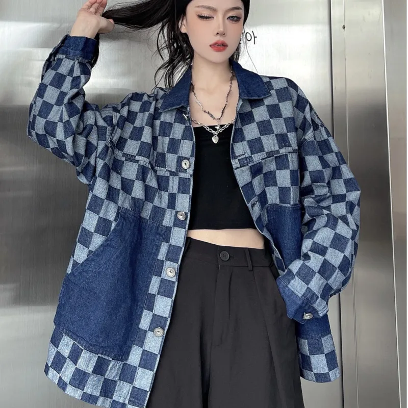 Женская джинсовая куртка в клетку с большими карманами | одежда